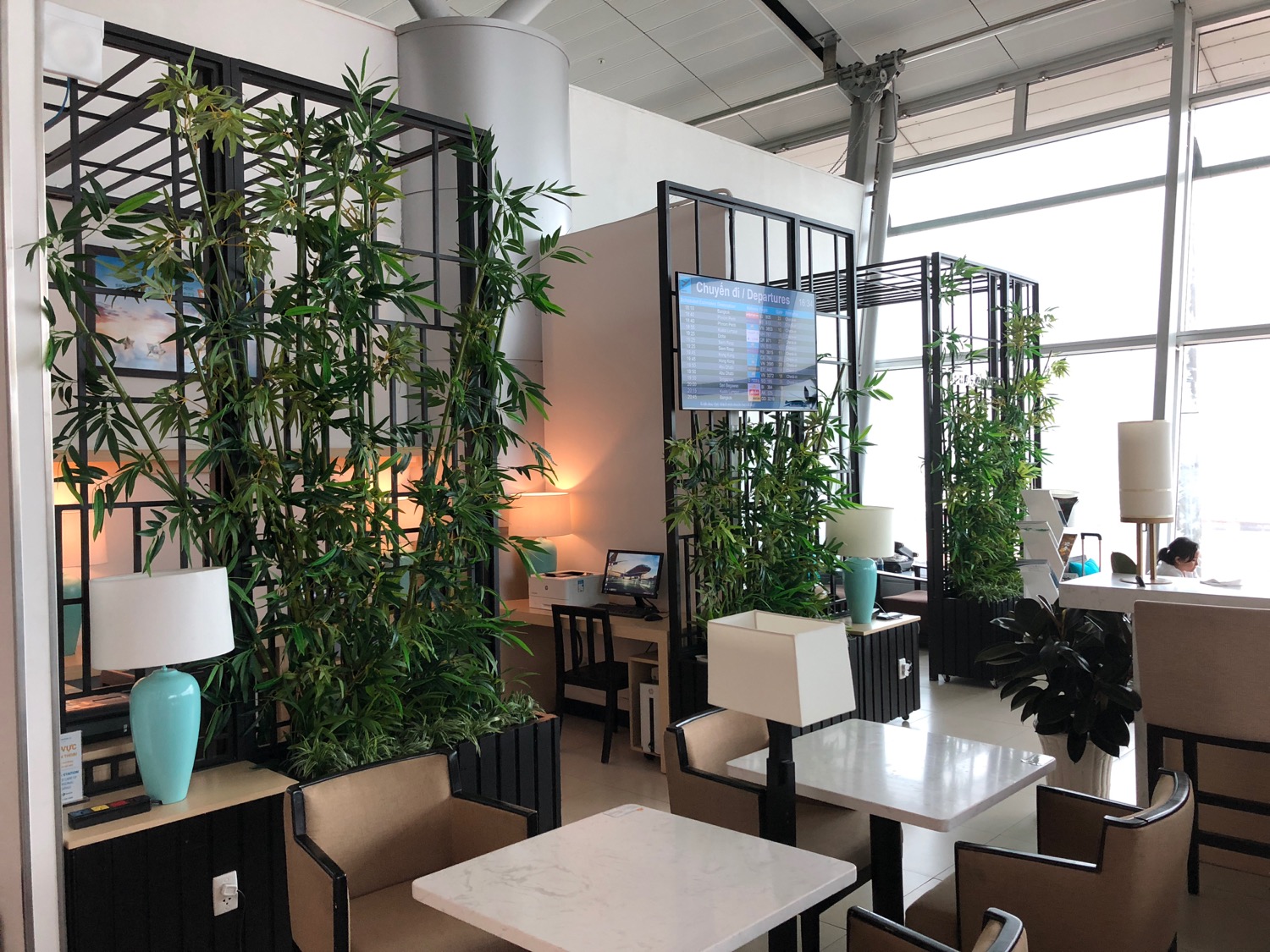 https://assets.sasco.com.vn/assets-uat/Vietnam-Airlines-Lotus-Business-Class-Lounge-Review-SGN-29_1743396500423.jpg