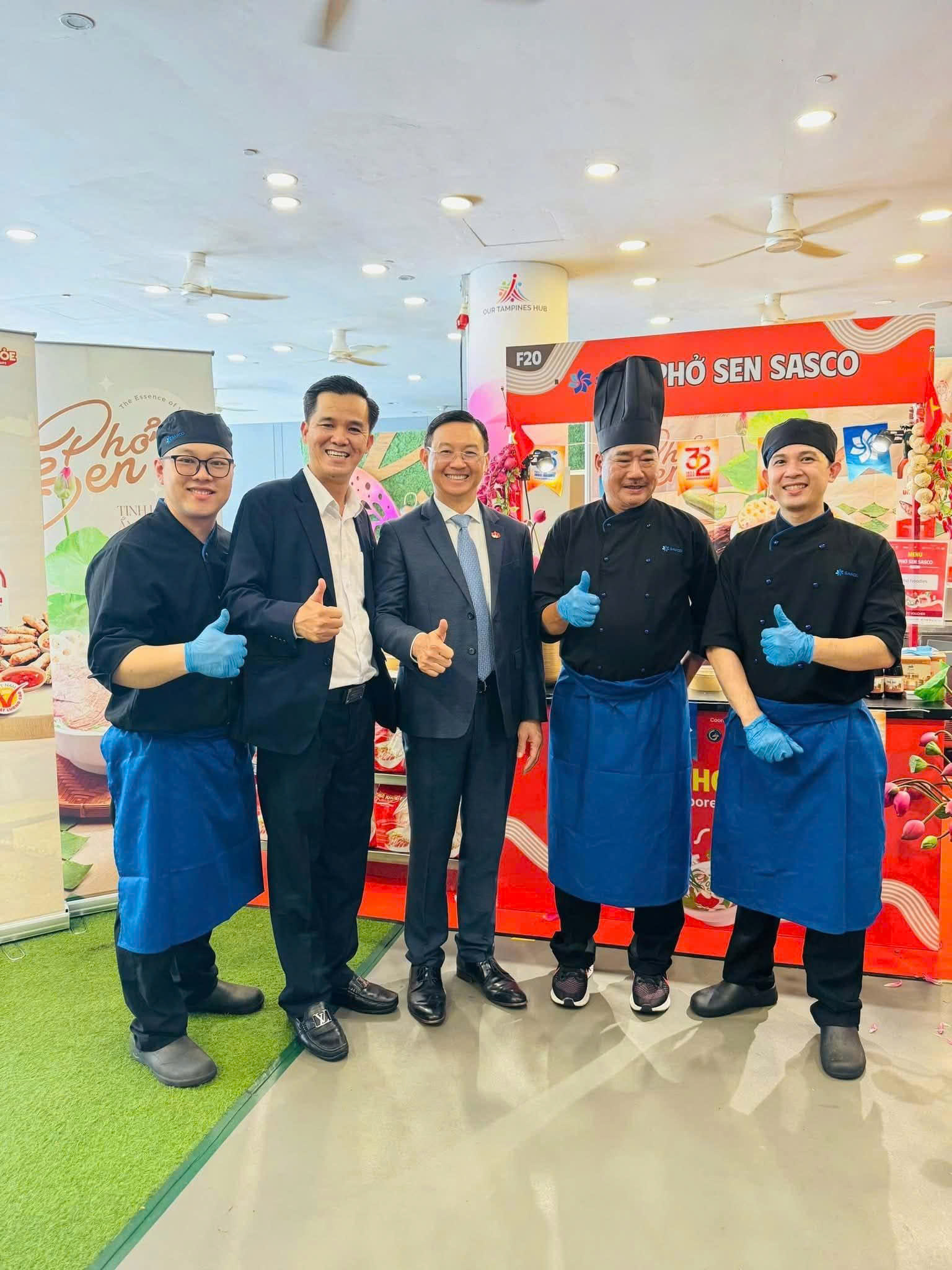 Ambassador Tran Phuoc Anh of Vietnam to Singapore visited the Pho Sen Sasco stall during the Vietnam Pho Festival 2025.