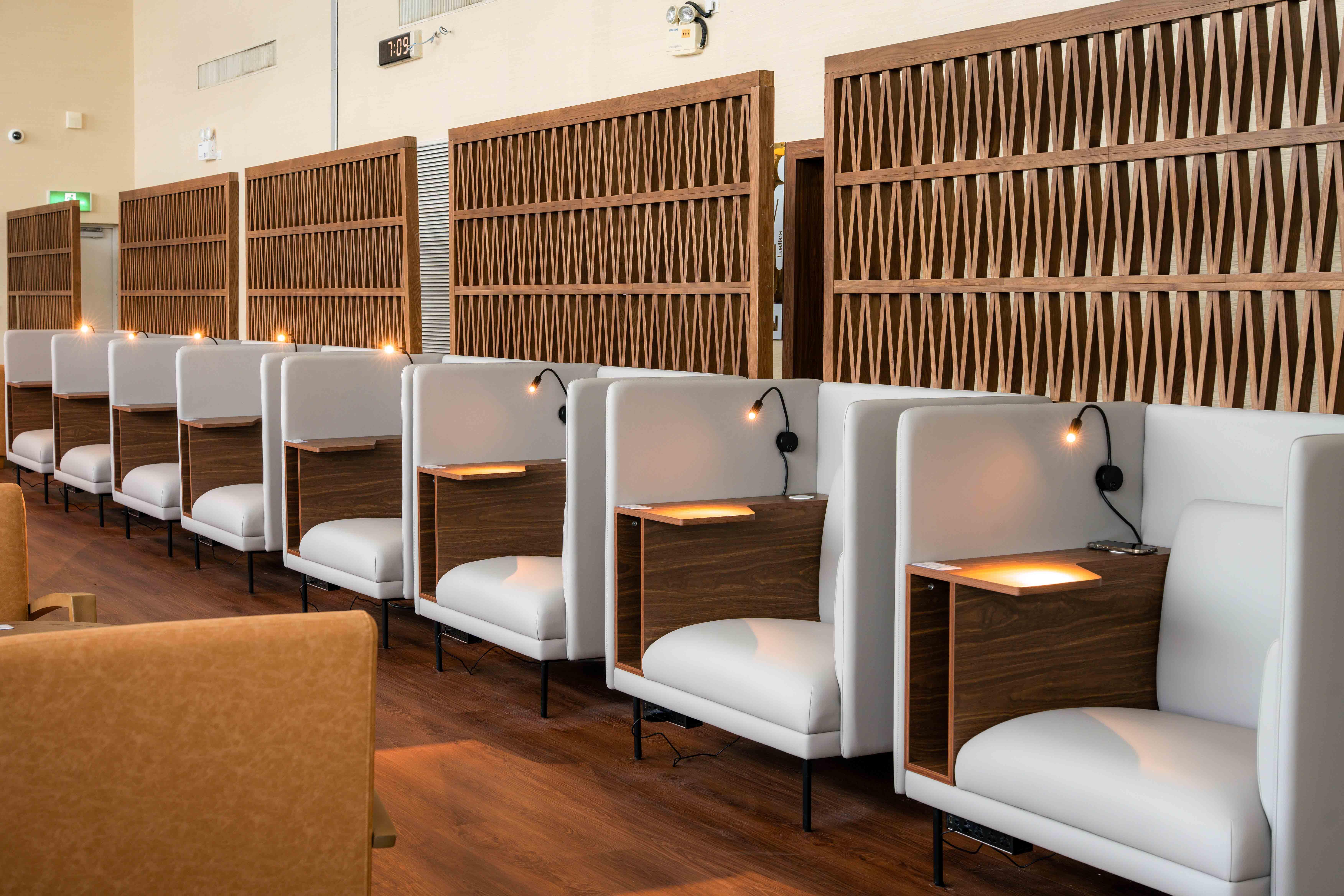 https://assets.sasco.com.vn/assets/uploads/media/e8e1905694654cd1b66ea4f4e5c965df/image-full-260413095526408-sasco-rose-lounge-09506.jpg