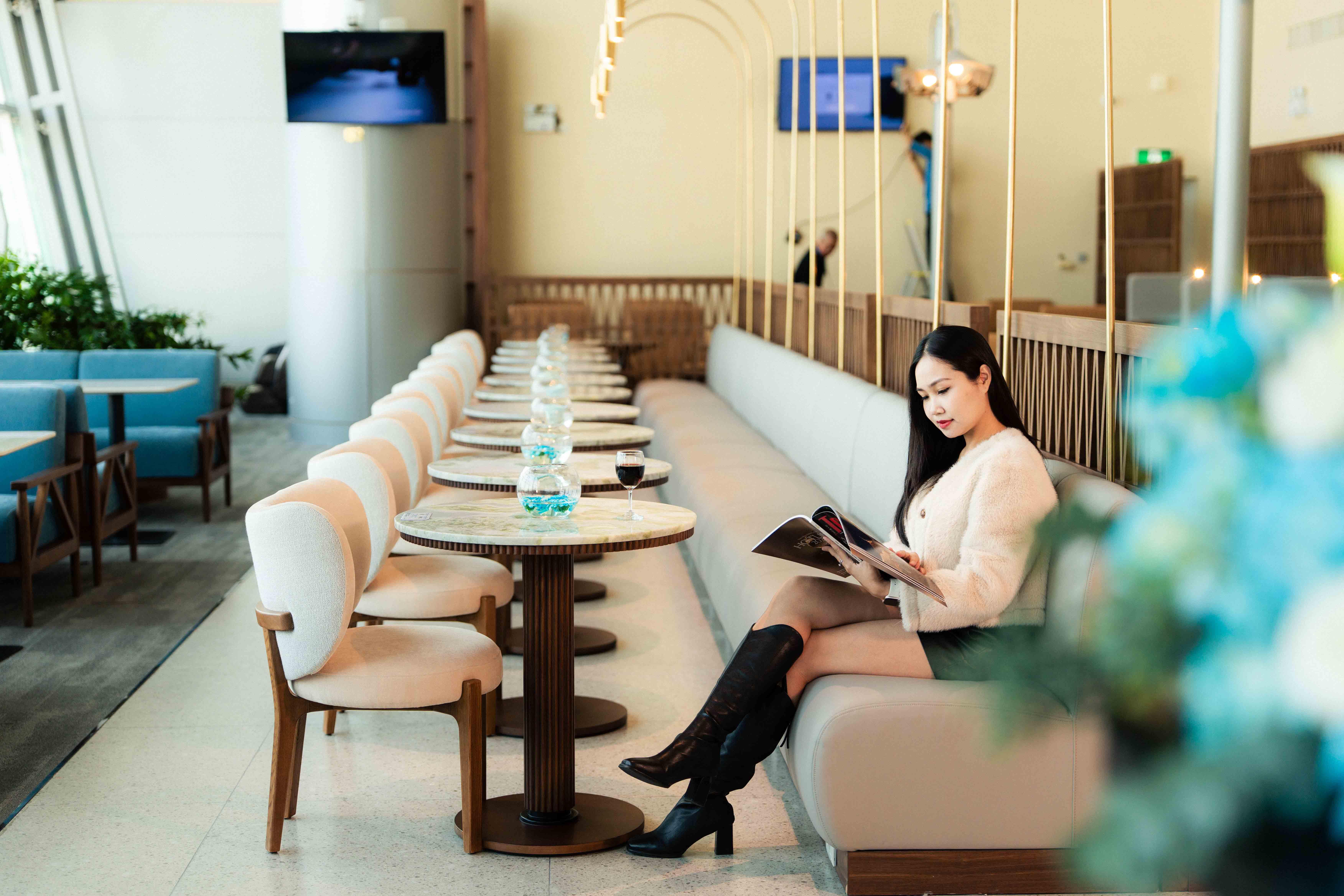 https://assets.sasco.com.vn/assets/uploads/media/fdd419dfe66e4b44a6981bf9203c16a3/image-full-260413095607083-sasco-rose-lounge-09628.jpg